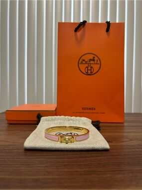 Hermes Mini Clic Kelly
Bracelet Pink & Gold